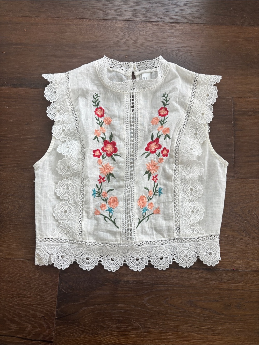 H&M - Sleeveless White Embroidered Lace Crop Top